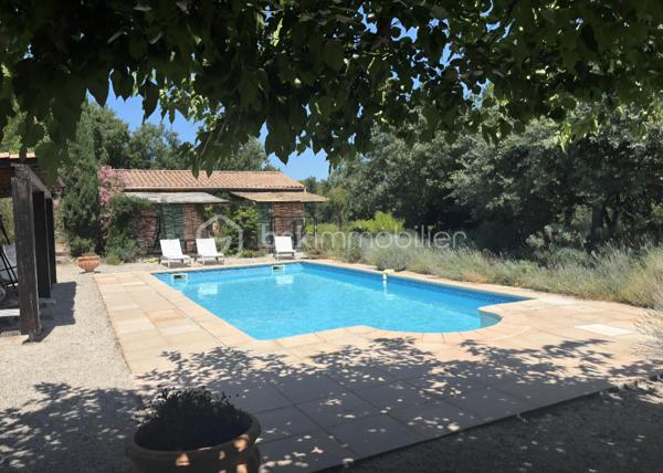 BSKIMMOBILIER - Valérie Barbieri vous propose à la vente, 

À seulement 3 km de la gare TGV Les Arcs–Draguignan, au cœur d'une pinède, dans un environnement calme et sans vis-à-vis, découvrez ce superbe mas de 220 m² construit en 2007 avec des matériaux écologiques. Implanté sur un terrain de 5 000 m², il offre une magnifique vue dégagée sur les collines environnantes et les pré Alpes!

Cette propriété est idéale pour une grande famille, une résidence secondaire ou un projet de chambres d'hôtes, de gîtes ou de location saisonnière.
La maison principale de plain-pied comprend :
Une entrée, un vaste séjour lumineux de 46 m² avec cheminée, une cuisine indépendante de 13 m² (ouvrable sur le séjour), un cellier, une terrasse couverte avec cuisine d'été, une suite parentale avec salle de bains et WC, trois chambres,
une salle d'eau, un WC indépendant.
Un véritable atout: 4 suites indépendantes!
Deux bâtiments annexes proposent 4 chambres avec accès privatifs, chacune équipée de sa salle d'eau avec WC.
Parfait pour recevoir famille et amis ou développer une activité de gîtes, chambres d'hôtes ou location saisonnière, avec un excellent potentiel de rentabilité.

Côté extérieur :
Piscine 10 x 5 m, terrain arboré de 5 000 m², verger et potager. Carport pour 4 véhicules, Parking extérieur pour 3 véhicules supplémentaires.

Prestations :
Construction écologique (2007), Climatisation réversible, cheminée, Forage.
Panneaux photovoltaïques générant environ 2 000 € de revenus par an.

Situation privilégiée :
8 minutes du centre des Arcs-sur-Argens et de toutes les commodités, 3 km de la gare TGV, 15 minutes de Draguignan, 35 minutes des plages de Fréjus, Saint-Raphaël et Sainte-Maxime.
À proximité de 6 golfs réputés : Barbaroux, Saint-Endréol, Roquebrune, Estérel, Valescure et Sainte-Maxime.
Les + : ✔ Environnement exceptionnel. ✔ Vue panoramique. ✔ Aucun vis-à-vis. ✔ 4 suites indépendantes. ✔ Piscine. ✔ Revenus photovoltaïques et locatif. ✔ Fort potentiel touristique. ✔ À proximité de la gare TGV, de l'autoroute et du littoral.
Une propriété rare sur le secteur, offrant un cadre de vie privilégié et de nombreuses possibilités.

VIDEO A LA DEMANDE! Autres photos à venir …

Contactez moi dès maintenant pour organiser une visite …
Visite possible tous les jours, week-ends et jours fériés sur rendez-vous