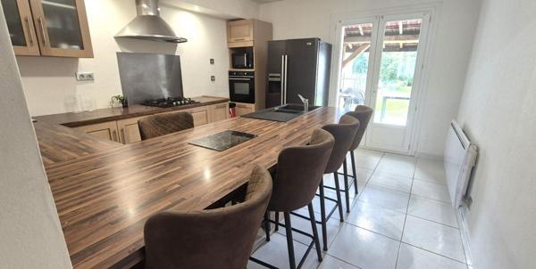 Belle Maison en Pierre Rénovée de 100 m² avec Cave voûtée, Terrasse couverte, Barbecue, Dépendance, Garage et Terrain clos et arboré de 533 m²