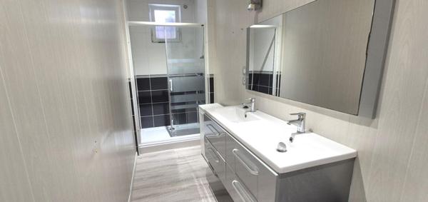 Belle Maison en Pierre Rénovée de 100 m² avec Cave voûtée, Terrasse couverte, Barbecue, Dépendance, Garage et Terrain clos et arboré de 533 m²