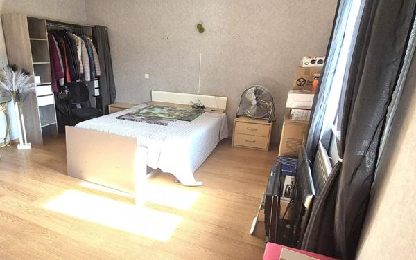 Belle Maison en Pierre Rénovée de 100 m² avec Cave voûtée, Terrasse couverte, Barbecue, Dépendance, Garage et Terrain clos et arboré de 533 m²