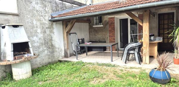 Belle Maison en Pierre Rénovée de 100 m² avec Cave voûtée, Terrasse couverte, Barbecue, Dépendance, Garage et Terrain clos et arboré de 533 m²