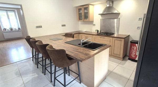 Belle Maison en Pierre Rénovée de 100 m² avec Cave voûtée, Terrasse couverte, Barbecue, Dépendance, Garage et Terrain clos et arboré de 533 m²