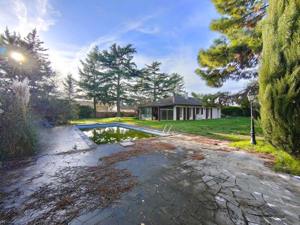 Maison de 90,05m² et dépendance d'environ 30m² sur 3 000m² de terrain avec piscine