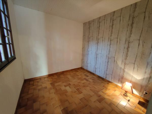 Maison de 90,05m² et dépendance d'environ 30m² sur 3 000m² de terrain avec piscine