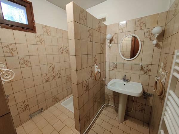 Maison de 90,05m² et dépendance d'environ 30m² sur 3 000m² de terrain avec piscine