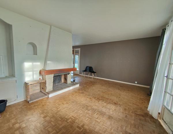 Maison de 90,05m² et dépendance d'environ 30m² sur 3 000m² de terrain avec piscine