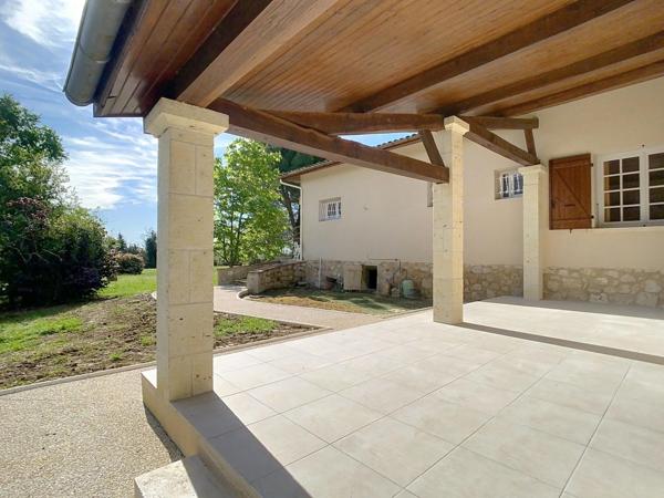 Construite pour durer. Le parc arboré a eu cinquante ans pour devenir remarquable