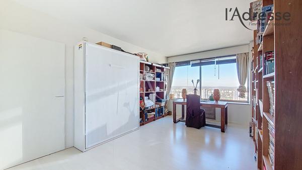 PUTEAUX/ DEFENSE appartement 4 pièces de 95m² avec cave et double parking