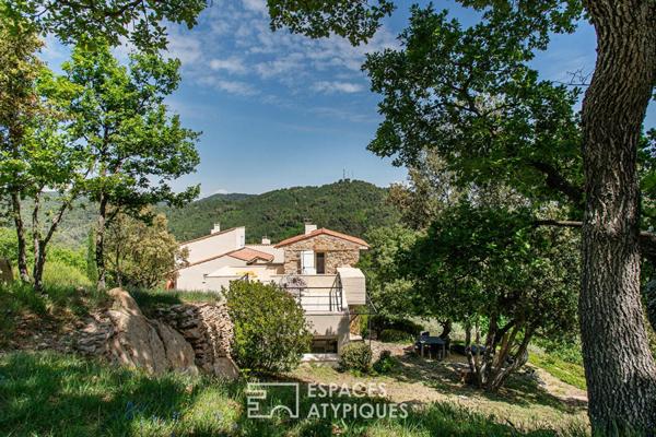 Maison d’architecte en position dominante, panorama exceptionnel et nature préservée