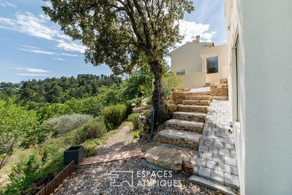 Maison d’architecte en position dominante, panorama exceptionnel et nature préservée