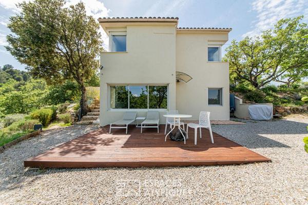 Maison d’architecte en position dominante, panorama exceptionnel et nature préservée