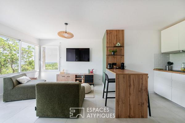 Maison d’architecte en position dominante, panorama exceptionnel et nature préservée