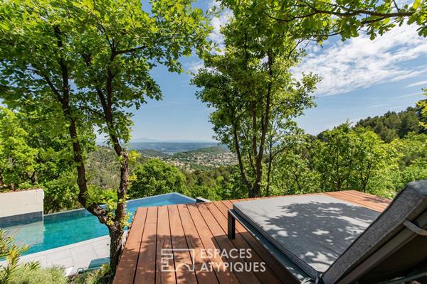 Maison d’architecte en position dominante, panorama exceptionnel et nature préservée