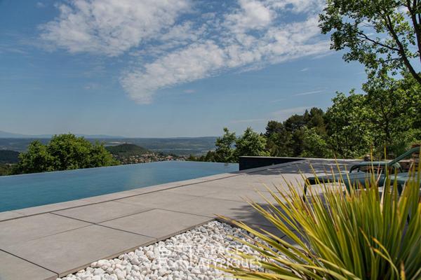 Maison d’architecte en position dominante, panorama exceptionnel et nature préservée