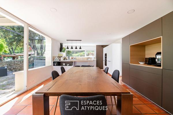 Maison d’architecte en position dominante, panorama exceptionnel et nature préservée