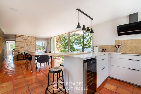 Maison d’architecte en position dominante, panorama exceptionnel et nature préservée