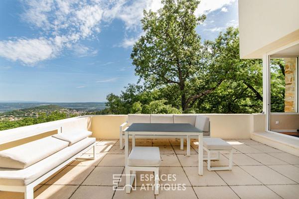 Maison d’architecte en position dominante, panorama exceptionnel et nature préservée