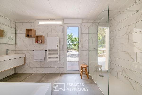 Maison d’architecte en position dominante, panorama exceptionnel et nature préservée