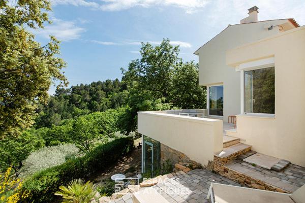 Maison d’architecte en position dominante, panorama exceptionnel et nature préservée