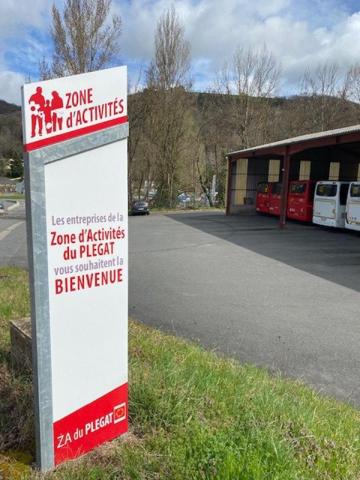 3 Bâtiments (1 bureau + 1 hangar + 1 atelier) 1025 m² + Terrain 11 391 m² (AUBIN - AVEYRON)