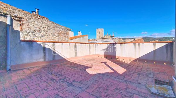 Située au cœur d’Ille-sur-Têt, cette maison de village R+3 d’environ 128 m² offre de nombreuses possibilités d’aménagement.

Le rez-de-chaussée, anciennement utilisé comme commerce, peut accueillir un grand atelier, un espace de stockage ou une activité professionnelle, avec le logement réparti dans les étages.

La maison comprend deux chambres, une salle d’eau, des toilettes ainsi qu’une grande pièce équipée d’une climatisation. Elle bénéficie également du double vitrage et d’un chauffage au fioul fonctionnel.

Au dernier étage, une terrasse de toit avec une partie couverte permet d’aménager un agréable espace repas ou barbecue ou une cuisine d'été. 

Le bien est vendu en l’état. Des travaux de rénovation sont à prévoir.