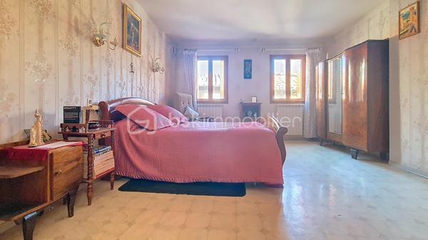 Située au cœur d’Ille-sur-Têt, cette maison de village R+3 d’environ 128 m² offre de nombreuses possibilités d’aménagement.

Le rez-de-chaussée, anciennement utilisé comme commerce, peut accueillir un grand atelier, un espace de stockage ou une activité professionnelle, avec le logement réparti dans les étages.

La maison comprend deux chambres, une salle d’eau, des toilettes ainsi qu’une grande pièce équipée d’une climatisation. Elle bénéficie également du double vitrage et d’un chauffage au fioul fonctionnel.

Au dernier étage, une terrasse de toit avec une partie couverte permet d’aménager un agréable espace repas ou barbecue ou une cuisine d'été. 

Le bien est vendu en l’état. Des travaux de rénovation sont à prévoir.