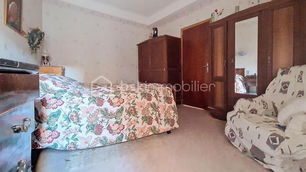 Située au cœur d’Ille-sur-Têt, cette maison de village R+3 d’environ 128 m² offre de nombreuses possibilités d’aménagement.

Le rez-de-chaussée, anciennement utilisé comme commerce, peut accueillir un grand atelier, un espace de stockage ou une activité professionnelle, avec le logement réparti dans les étages.

La maison comprend deux chambres, une salle d’eau, des toilettes ainsi qu’une grande pièce équipée d’une climatisation. Elle bénéficie également du double vitrage et d’un chauffage au fioul fonctionnel.

Au dernier étage, une terrasse de toit avec une partie couverte permet d’aménager un agréable espace repas ou barbecue ou une cuisine d'été. 

Le bien est vendu en l’état. Des travaux de rénovation sont à prévoir.