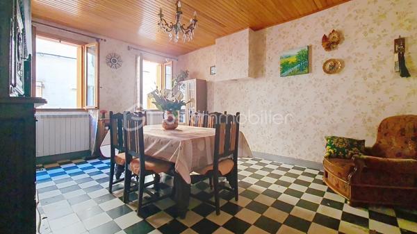 Située au cœur d’Ille-sur-Têt, cette maison de village R+3 d’environ 128 m² offre de nombreuses possibilités d’aménagement.

Le rez-de-chaussée, anciennement utilisé comme commerce, peut accueillir un grand atelier, un espace de stockage ou une activité professionnelle, avec le logement réparti dans les étages.

La maison comprend deux chambres, une salle d’eau, des toilettes ainsi qu’une grande pièce équipée d’une climatisation. Elle bénéficie également du double vitrage et d’un chauffage au fioul fonctionnel.

Au dernier étage, une terrasse de toit avec une partie couverte permet d’aménager un agréable espace repas ou barbecue ou une cuisine d'été. 

Le bien est vendu en l’état. Des travaux de rénovation sont à prévoir.