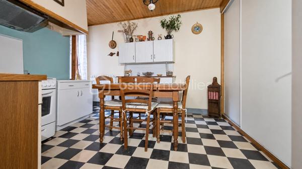Située au cœur d’Ille-sur-Têt, cette maison de village R+3 d’environ 128 m² offre de nombreuses possibilités d’aménagement.

Le rez-de-chaussée, anciennement utilisé comme commerce, peut accueillir un grand atelier, un espace de stockage ou une activité professionnelle, avec le logement réparti dans les étages.

La maison comprend deux chambres, une salle d’eau, des toilettes ainsi qu’une grande pièce équipée d’une climatisation. Elle bénéficie également du double vitrage et d’un chauffage au fioul fonctionnel.

Au dernier étage, une terrasse de toit avec une partie couverte permet d’aménager un agréable espace repas ou barbecue ou une cuisine d'été. 

Le bien est vendu en l’état. Des travaux de rénovation sont à prévoir.