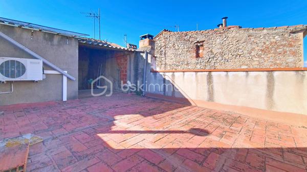 Située au cœur d’Ille-sur-Têt, cette maison de village R+3 d’environ 128 m² offre de nombreuses possibilités d’aménagement.

Le rez-de-chaussée, anciennement utilisé comme commerce, peut accueillir un grand atelier, un espace de stockage ou une activité professionnelle, avec le logement réparti dans les étages.

La maison comprend deux chambres, une salle d’eau, des toilettes ainsi qu’une grande pièce équipée d’une climatisation. Elle bénéficie également du double vitrage et d’un chauffage au fioul fonctionnel.

Au dernier étage, une terrasse de toit avec une partie couverte permet d’aménager un agréable espace repas ou barbecue ou une cuisine d'été. 

Le bien est vendu en l’état. Des travaux de rénovation sont à prévoir.