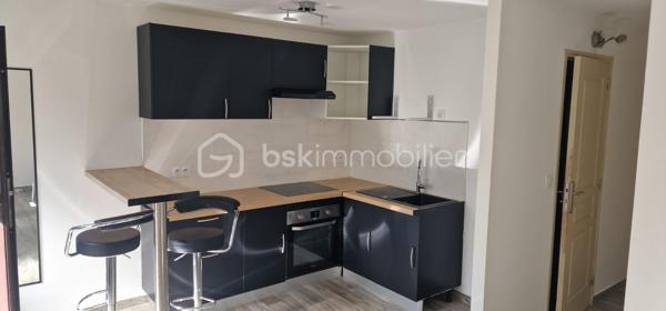 Appartement T2 comme neuf, climatisé, cuisine complètement équipée, une chambre. En rez-de-jardin, il est idéal si vous avez un animal domestique, La résidence est calme, sécurisée, proche des transports en commun. Si vous travaillez en centre ville ou plus au sud finis les embouteillages, la micheline est à proximité et vous conduira directement à destination en quelques minutes. De plus vous pourrez profiter ou faire profiter à vos locataires de la piscine, de la plage et de tous les autres avantages de la situation de cet appartement.  
Que vous soyez primo accédant, à la retraite, nouvel arrivant ou si vous recherchez un investissement locatif, ne passez pas à côté de ce bien, il est fait pour vous.