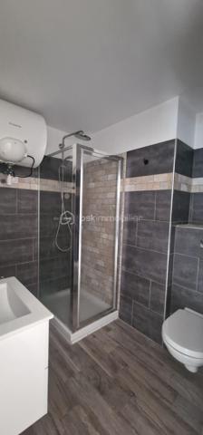 Appartement T2 comme neuf, climatisé, cuisine complètement équipée, une chambre. En rez-de-jardin, il est idéal si vous avez un animal domestique, La résidence est calme, sécurisée, proche des transports en commun. Si vous travaillez en centre ville ou plus au sud finis les embouteillages, la micheline est à proximité et vous conduira directement à destination en quelques minutes. De plus vous pourrez profiter ou faire profiter à vos locataires de la piscine, de la plage et de tous les autres avantages de la situation de cet appartement.  
Que vous soyez primo accédant, à la retraite, nouvel arrivant ou si vous recherchez un investissement locatif, ne passez pas à côté de ce bien, il est fait pour vous.