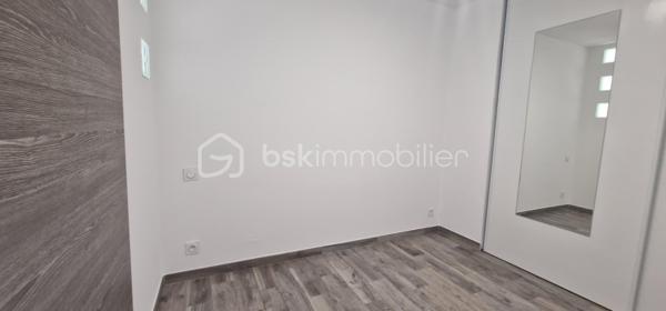 Appartement T2 comme neuf, climatisé, cuisine complètement équipée, une chambre. En rez-de-jardin, il est idéal si vous avez un animal domestique, La résidence est calme, sécurisée, proche des transports en commun. Si vous travaillez en centre ville ou plus au sud finis les embouteillages, la micheline est à proximité et vous conduira directement à destination en quelques minutes. De plus vous pourrez profiter ou faire profiter à vos locataires de la piscine, de la plage et de tous les autres avantages de la situation de cet appartement.  
Que vous soyez primo accédant, à la retraite, nouvel arrivant ou si vous recherchez un investissement locatif, ne passez pas à côté de ce bien, il est fait pour vous.