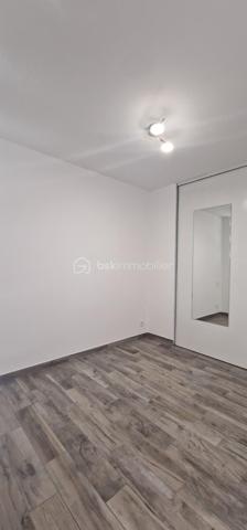 Appartement T2 comme neuf, climatisé, cuisine complètement équipée, une chambre. En rez-de-jardin, il est idéal si vous avez un animal domestique, La résidence est calme, sécurisée, proche des transports en commun. Si vous travaillez en centre ville ou plus au sud finis les embouteillages, la micheline est à proximité et vous conduira directement à destination en quelques minutes. De plus vous pourrez profiter ou faire profiter à vos locataires de la piscine, de la plage et de tous les autres avantages de la situation de cet appartement.  
Que vous soyez primo accédant, à la retraite, nouvel arrivant ou si vous recherchez un investissement locatif, ne passez pas à côté de ce bien, il est fait pour vous.