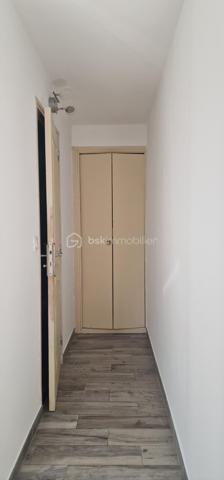 Appartement T2 comme neuf, climatisé, cuisine complètement équipée, une chambre. En rez-de-jardin, il est idéal si vous avez un animal domestique, La résidence est calme, sécurisée, proche des transports en commun. Si vous travaillez en centre ville ou plus au sud finis les embouteillages, la micheline est à proximité et vous conduira directement à destination en quelques minutes. De plus vous pourrez profiter ou faire profiter à vos locataires de la piscine, de la plage et de tous les autres avantages de la situation de cet appartement.  
Que vous soyez primo accédant, à la retraite, nouvel arrivant ou si vous recherchez un investissement locatif, ne passez pas à côté de ce bien, il est fait pour vous.