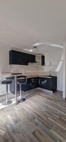 Appartement T2 comme neuf, climatisé, cuisine complètement équipée, une chambre. En rez-de-jardin, il est idéal si vous avez un animal domestique, La résidence est calme, sécurisée, proche des transports en commun. Si vous travaillez en centre ville ou plus au sud finis les embouteillages, la micheline est à proximité et vous conduira directement à destination en quelques minutes. De plus vous pourrez profiter ou faire profiter à vos locataires de la piscine, de la plage et de tous les autres avantages de la situation de cet appartement.  
Que vous soyez primo accédant, à la retraite, nouvel arrivant ou si vous recherchez un investissement locatif, ne passez pas à côté de ce bien, il est fait pour vous.