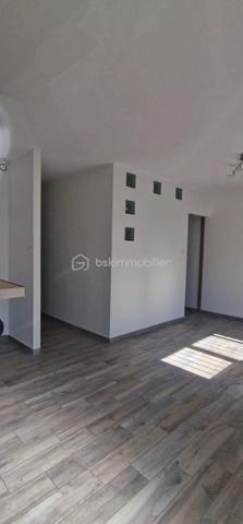Appartement T2 comme neuf, climatisé, cuisine complètement équipée, une chambre. En rez-de-jardin, il est idéal si vous avez un animal domestique, La résidence est calme, sécurisée, proche des transports en commun. Si vous travaillez en centre ville ou plus au sud finis les embouteillages, la micheline est à proximité et vous conduira directement à destination en quelques minutes. De plus vous pourrez profiter ou faire profiter à vos locataires de la piscine, de la plage et de tous les autres avantages de la situation de cet appartement.  
Que vous soyez primo accédant, à la retraite, nouvel arrivant ou si vous recherchez un investissement locatif, ne passez pas à côté de ce bien, il est fait pour vous.