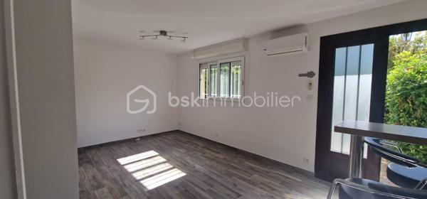 Appartement T2 comme neuf, climatisé, cuisine complètement équipée, une chambre. En rez-de-jardin, il est idéal si vous avez un animal domestique, La résidence est calme, sécurisée, proche des transports en commun. Si vous travaillez en centre ville ou plus au sud finis les embouteillages, la micheline est à proximité et vous conduira directement à destination en quelques minutes. De plus vous pourrez profiter ou faire profiter à vos locataires de la piscine, de la plage et de tous les autres avantages de la situation de cet appartement.  
Que vous soyez primo accédant, à la retraite, nouvel arrivant ou si vous recherchez un investissement locatif, ne passez pas à côté de ce bien, il est fait pour vous.