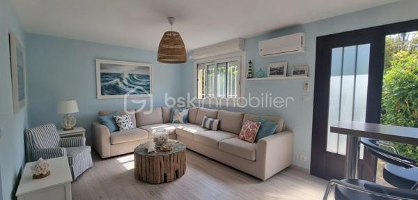 Appartement T2 comme neuf, climatisé, cuisine complètement équipée, une chambre. En rez-de-jardin, il est idéal si vous avez un animal domestique, La résidence est calme, sécurisée, proche des transports en commun. Si vous travaillez en centre ville ou plus au sud finis les embouteillages, la micheline est à proximité et vous conduira directement à destination en quelques minutes. De plus vous pourrez profiter ou faire profiter à vos locataires de la piscine, de la plage et de tous les autres avantages de la situation de cet appartement.  
Que vous soyez primo accédant, à la retraite, nouvel arrivant ou si vous recherchez un investissement locatif, ne passez pas à côté de ce bien, il est fait pour vous.