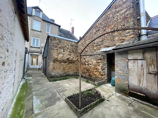 A LOUER LE LION D'ANGERS Appt T4 de 92 m2 avec petite cour fermée