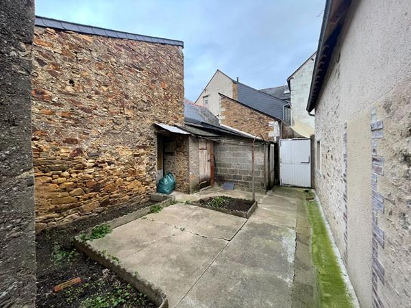 A LOUER LE LION D'ANGERS Appt T4 de 92 m2 avec petite cour fermée