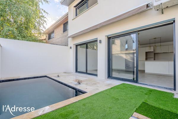 Proche Polyclinique Bordeaux Nord - Maison neuve de 110m² avec terrasse et piscine