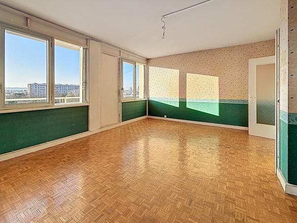 Lumineux T3/T4 en étage élevé, traversant, vue dégagée, une cave