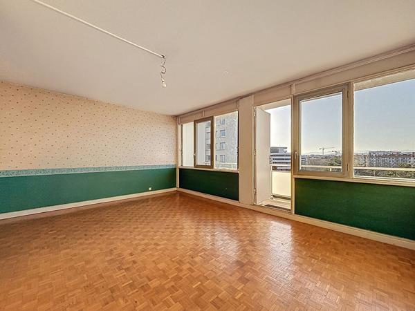 Lumineux T3/T4 en étage élevé, traversant, vue dégagée, une cave