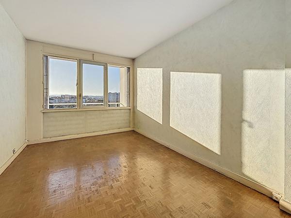 Lumineux T3/T4 en étage élevé, traversant, vue dégagée, une cave