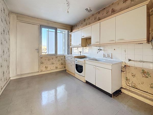 Lumineux T3/T4 en étage élevé, traversant, vue dégagée, une cave