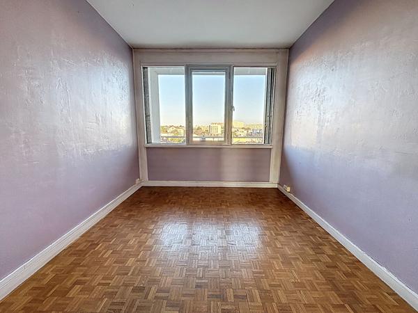 Lumineux T3/T4 en étage élevé, traversant, vue dégagée, une cave