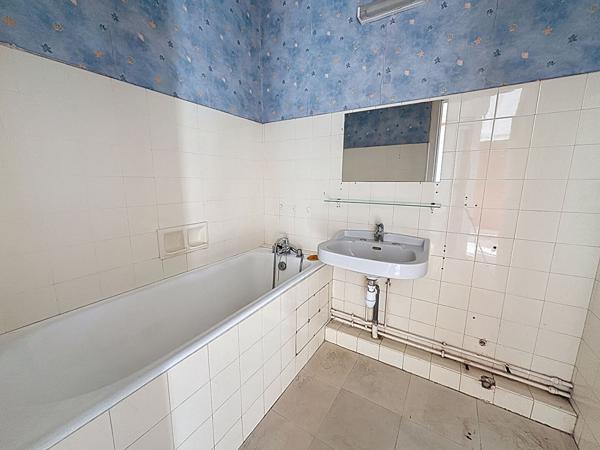 Lumineux T3/T4 en étage élevé, traversant, vue dégagée, une cave