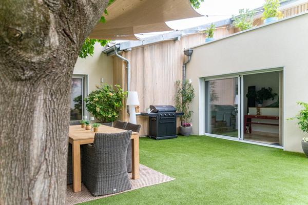 Maison des années 30 réhabilitée avec extension, patio et bassin – Dijon Bas Montchapet
