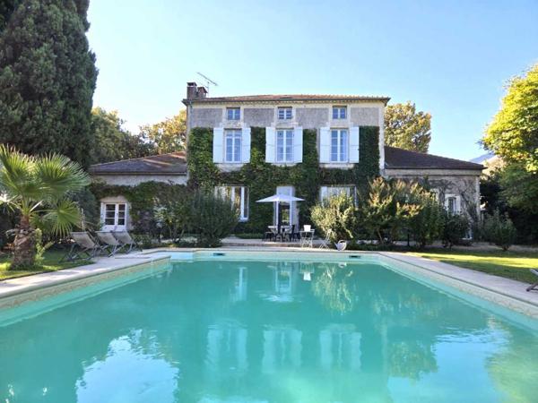 Maison ancienne - Agen Elégante maison de maître au charme authentique, avec piscine, tranquillité et un vaste jardin, en plein cœur de la ville.